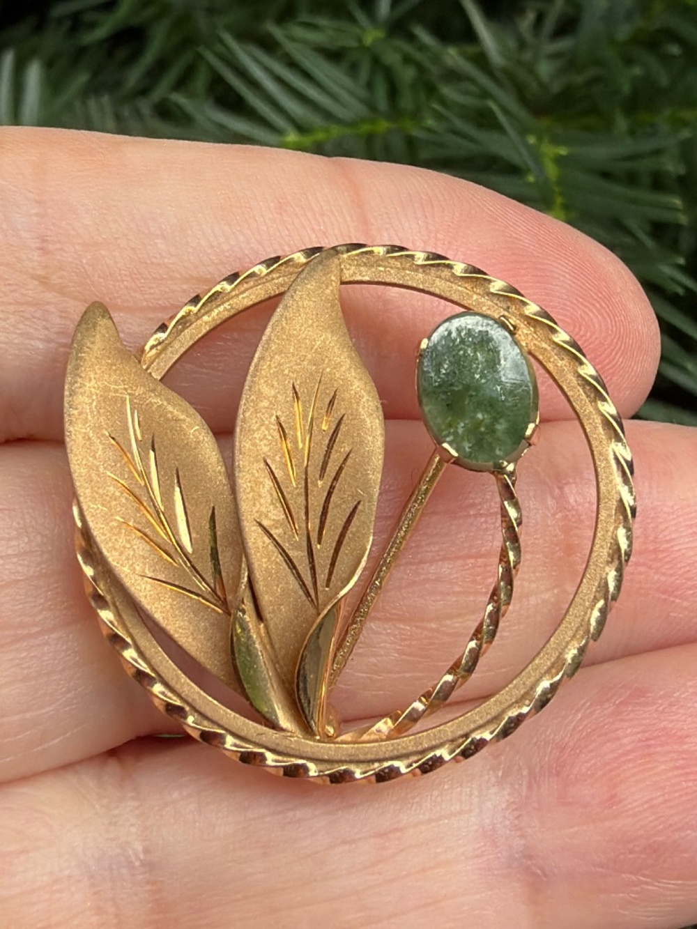 VINTAGE 14K GF YELLOW GOLD FILLED JADE ROUND BROOCH PIN FLORAL MOTIF